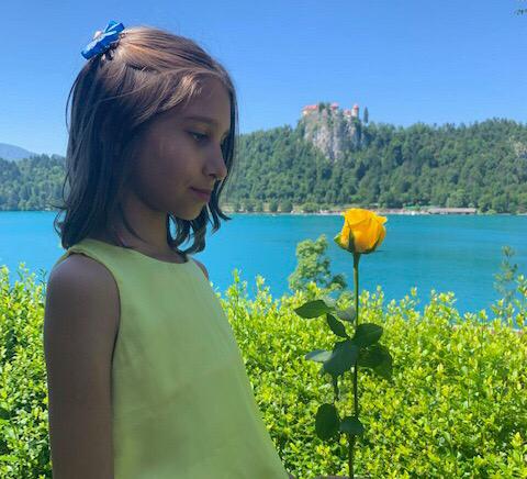 Sofia com a rosa amarela em Bled, Eslovênia, Agarre o Mundo