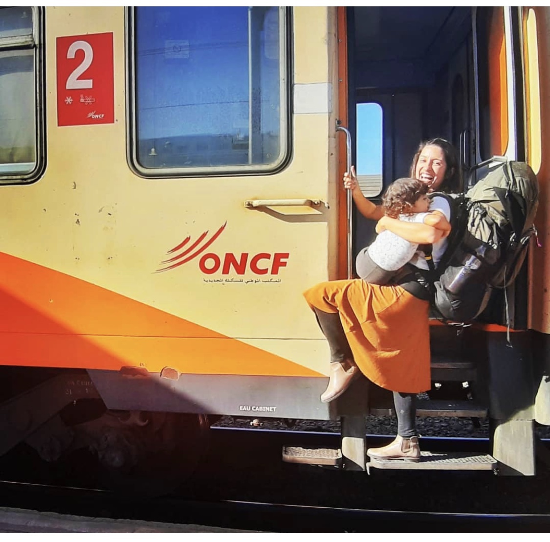 Gabriela Antunes com sua filha entrando no trem Marrakesh- Tanger.